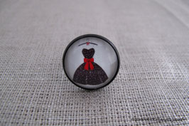 Bague "Robe noire et nœud rouge"