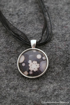 Collier fleurs chinoises blanches