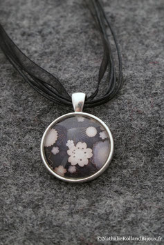 Collier fleurs chinoises blanches