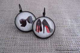 Boucles "Robe noire et nœud rouge"