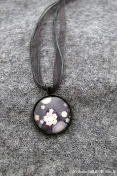 Collier fleurs chinoises blanches