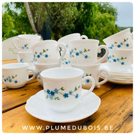 Vintage. Lot de 12 tasses et sous tasses Arcopal Myosotis