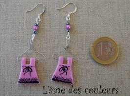 Boucle d'oreilles, mes petites robes sur cintre couleur rose et dentelle noire