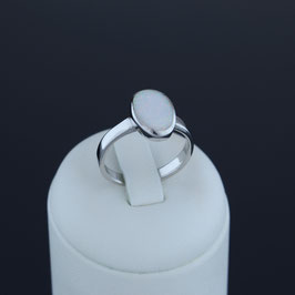 Ring aus rhodiniertem 925-Sterlingsilber und synthetischem Opal