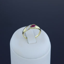 Ring aus 333-Gelbgold, Rubin und Diamant (0,03 ct.)