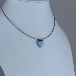 Collier aus geschwärztem 925-Sterlingsilber und Larimar auf Edelstahldrähten