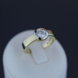 Ring aus 333-Gelbgold mit teilweiser Weißvergoldung und Zirkonia