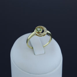 Ring aus 375-Gelbgold, Peridot und Diamant