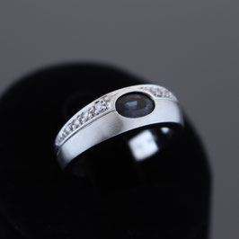 Ring aus 585-Weißgold, Safir und Brillantsplittern