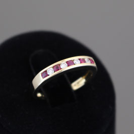 Ring aus 333-Gelbgold, Rubin und Zirkonia