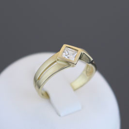 Ring aus 333-Gelbgold und Zirkonia