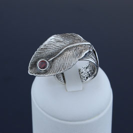 Ring aus geschwärztem 925-Sterlingsilber und Granat