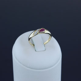 Ring aus 333-Gelbgold, Rubin und Diamant