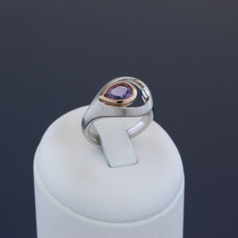 Ring aus rhodiniertem, teilweise rosévergoldeten 925-Sterlingsilber und Amethyst