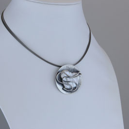 Collier aus geschwärztem 925-Sterlingsilber und Süßwasserzuchtperle auf Edelstahldrähten