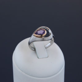 Ring aus rhodiniertem, teilweise rosévergoldeten 925-Sterlingsilber und Amethyst