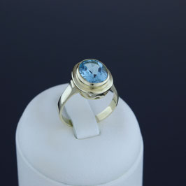 Ring aus 333-Gelbgold und Blautopas