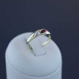 Ring aus 333-Gelbgold mit teilweiser Weißvergoldung, Rubin und Diamant