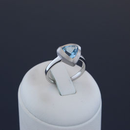 Ring aus rhodiniertem 925-Sterlingsilber und Blautopas