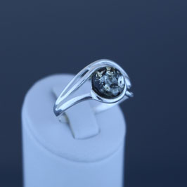 Ring aus 925-Sterlingsilber und baltischem Bernstein