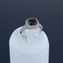 Ring aus rhodiniertem 925-Sterlingsilber, Granat und Zirkonia