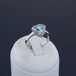 Ring aus rhodiniertem 925-Sterlingsilber und Blautopas