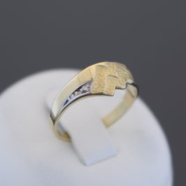 Ring aus 333-Gelbgold mit teilweiser Weißvergoldung und Diamant