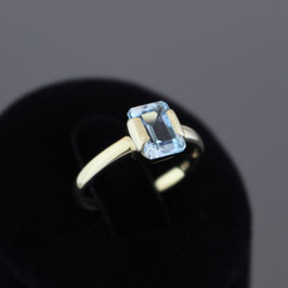 Ring aus 333-Gelbgold und Blautopas