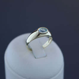 Ring aus 333-Gelbgold und Blautopas