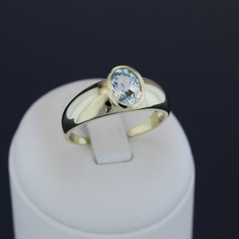 Ring aus 333-Gelbgold und Blautopas