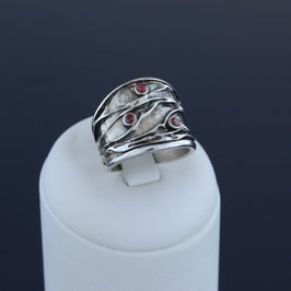 Ring aus geschwärztem 925-Sterlingsilber und Granat