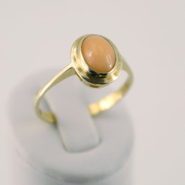 Ring aus 333-Gelbgold und rosa Astkoralle