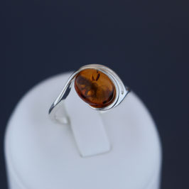 Ring aus 925-Sterlingsilber und baltischem Bernstein