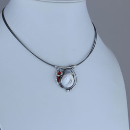 Collier aus geschwärztem 925-Sterlingsilber, Perle und Astkoralle auf Edelstahldrähten