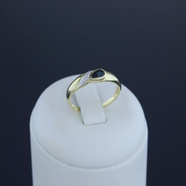 Ring aus 333-Gelbgold, Safir und Diamant (0,03 ct.)