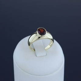 Ring aus 333-Gelbgold und Granat