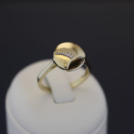 Ring aus 333-Gelbgold mit teilweiser Weißvergoldung und Zirkonia