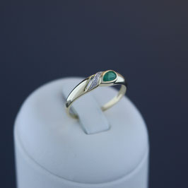 Ring aus 333-Gelbgold mit teilweiser Weißvergoldung, Smaragd und Diamant