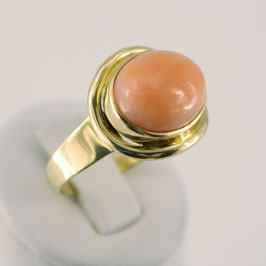 Ring aus 585-Gelbgold und rosa Astkoralle