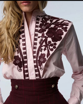BLUSA ROSADA CON BORDADOS EN COLOR VINO      REF.  LR2928