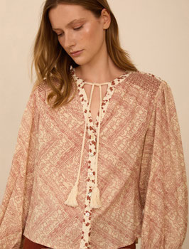 BLUSA ESTAMPADA CON SMOCK    REF. M05B64HEN