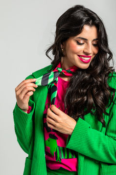 PAÑUELO 55 X 55 DE ESTAMPADO DE PERRITOS FUCSIA Y VERDE "MAS RARA QUE UN PERRO VERDE"   REF. AW251919