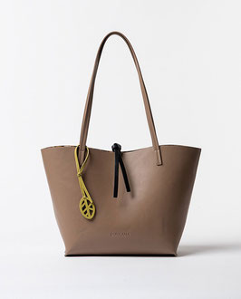SHOPPER REVERSIBLE ESTAMPADO CON NECESER INTERIOR KAKI     REF. 25REVE811