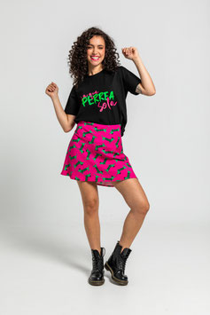 MINI FALDA EVASE DE ESTAMPADO DE PERRITOS FUCSIA "MAS RARA QUE UN PERRO VERDE"   REF. AW251909