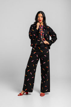 PANTALON JEANS TIRO ALTO PERNERA ANCHA NEGRO CON CHILIS ROSAS Y ROJOS "PICANTE"      REF. SS260808