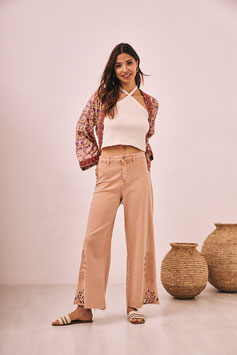 PANTALON DENIM EN ALGODON CON BORDADO PALMERAS EN COLOR BISCUIT     REF.  SU.PALM