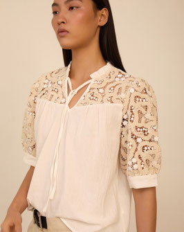 BLUSA CON CROCHET CON BEIGE     REF. M99B10WHT