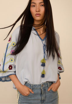 BLUSA CON MANGAS BORDADAS AZUL    REF. M99B09TSK
