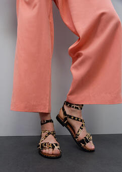 SANDALIA PLANA CON DETALLE DE TIRAS Y HEBILLAS CRUDO MARRON       REF.  LS2605026.205