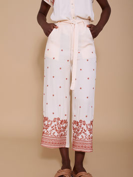 PANTALON CROPPED CON BORDADO FLORAL     REF. M04P06CEM